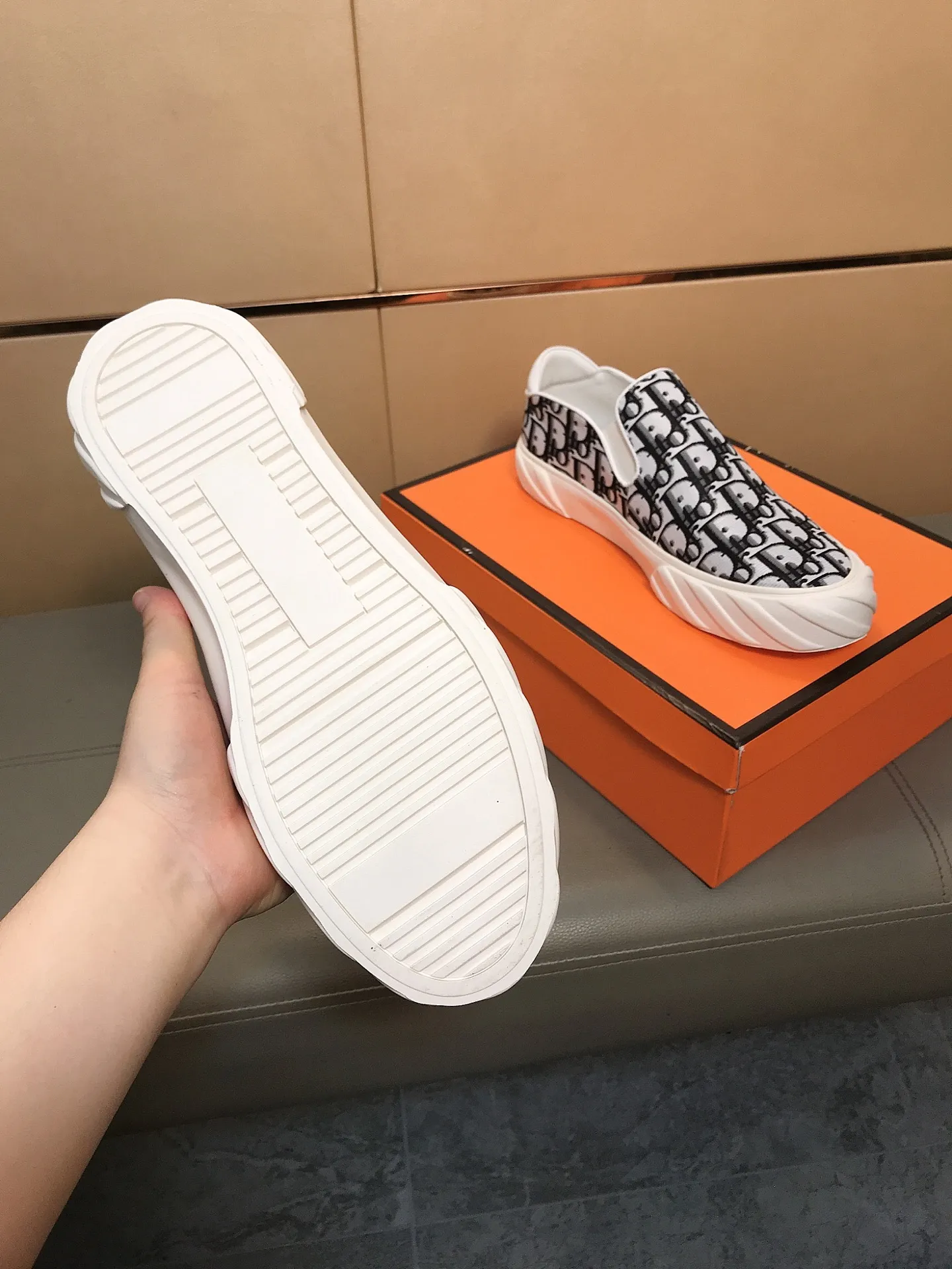 Factory price 380 👉👉[Dior] Dior’s latest model is carefully crafted and set off the audience! An international brand that continues to innovate. This men's high-top all-season casual shoe is made of brand printed material on the upper, pigskin lining and rubber non-slip outsole. It is breathable and comfortable and speaks for itself with quality👄 Size: 38-44